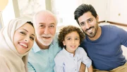 Familien freuen sich über die hohe Qualität eines Massivhauses